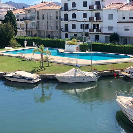 Port Sotavent: Canal-View Apartment with Pool in Marina Empuriabrava Exterior photo