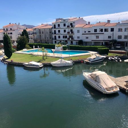 Port Sotavent: Canal-View Apartment with Pool in Marina Empuriabrava Exterior photo