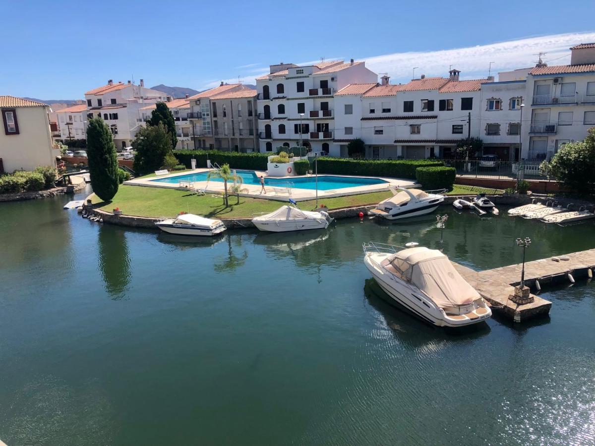 Port Sotavent: Canal-View Apartment with Pool in Marina Empuriabrava Exterior photo
