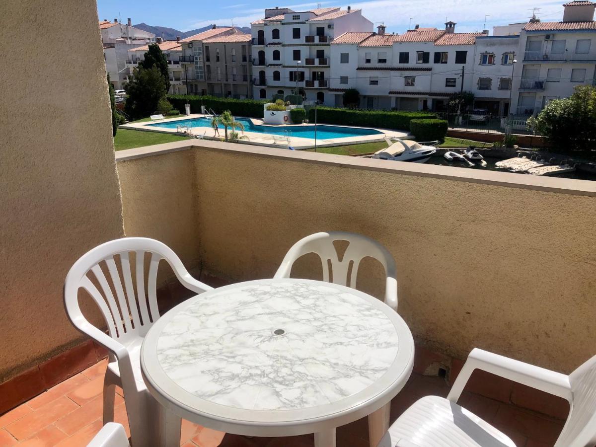 Port Sotavent: Canal-View Apartment with Pool in Marina Empuriabrava Exterior photo