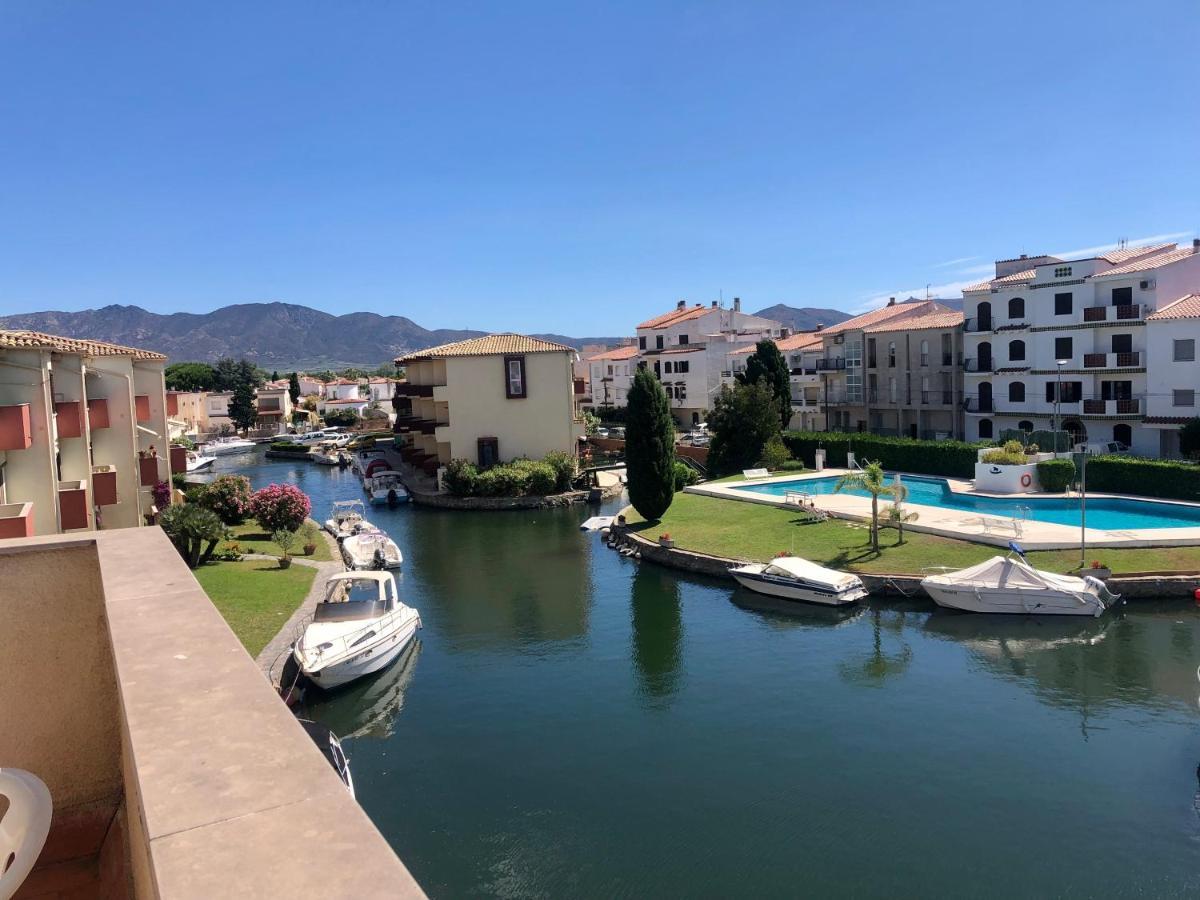 Port Sotavent: Canal-View Apartment with Pool in Marina Empuriabrava Exterior photo