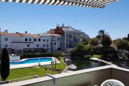 Port Sotavent: Canal-View Apartment with Pool in Marina Empuriabrava Exterior photo