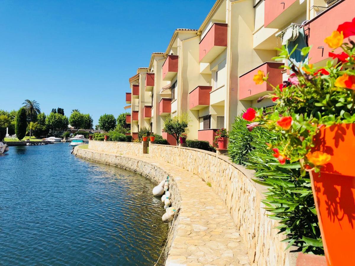 Port Sotavent: Canal-View Apartment with Pool in Marina Empuriabrava Exterior photo