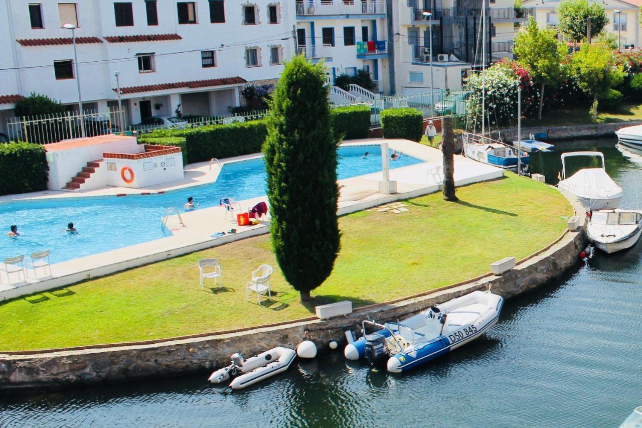 Port Sotavent: Canal-View Apartment with Pool in Marina Empuriabrava Exterior photo